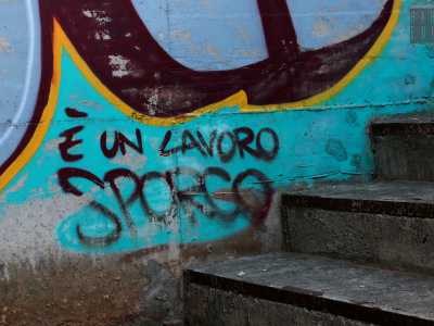 Sotto una di esse leggiamo chiaramente: "� un lavoro sporco", forse un commento ironico riferito alla decadente area colorata da �sporchi� murales